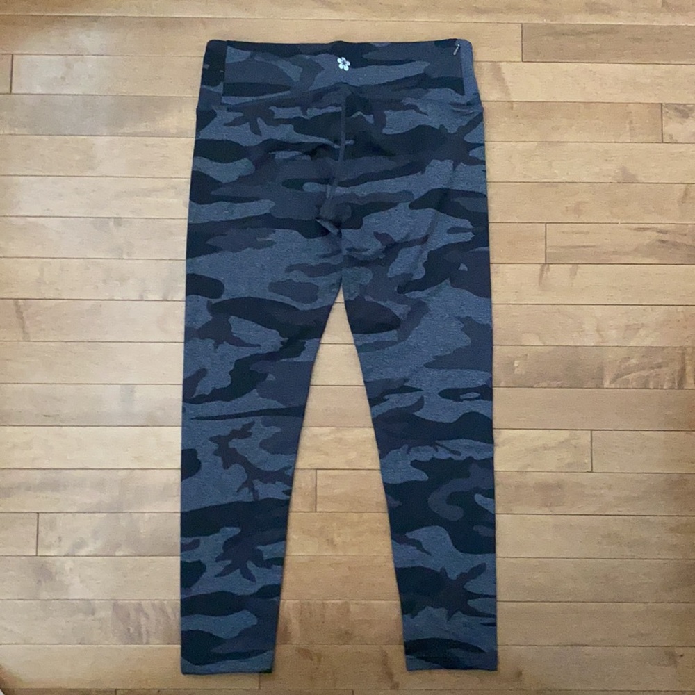 Tuff Athletics Camo Capri Leggings Size M